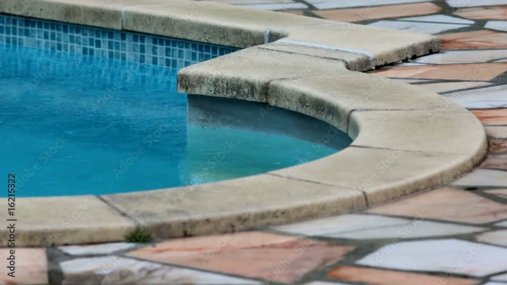 pleuvoir dans la piscine