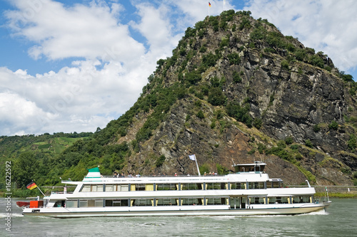 Passagier-Schiff vor Loreley-Felsen photo