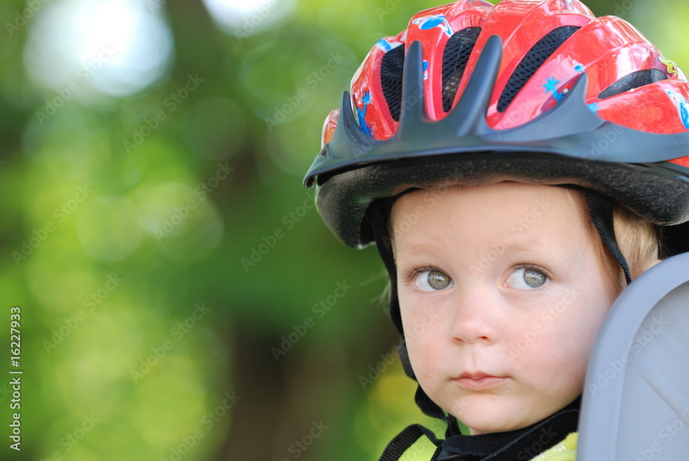 Kleinkind mit Fahrradhelm Kleinkind mit Fahrradhelm
