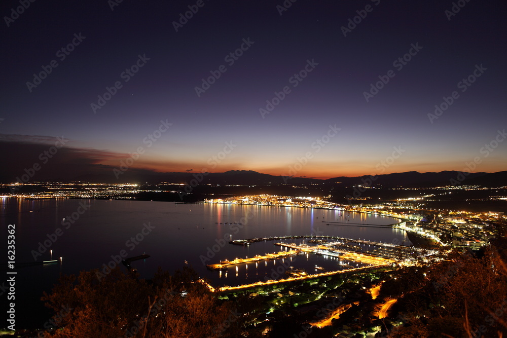 nuit étoilée sur ville portuaire et baie de rosas
