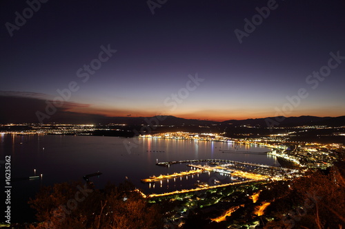 nuit étoilée sur ville portuaire et baie de rosas © joël BEHR