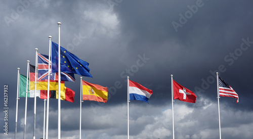 Drapeaux sous ciel orageux