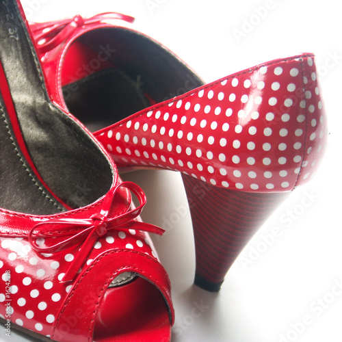 chaussures rouges à petits pois