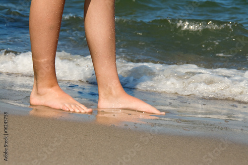 Εκτύπωση καμβά Legs of young girl standing at the beach