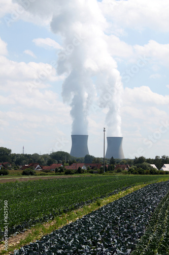 Kernkraftwerk in ländlicher Umgebung