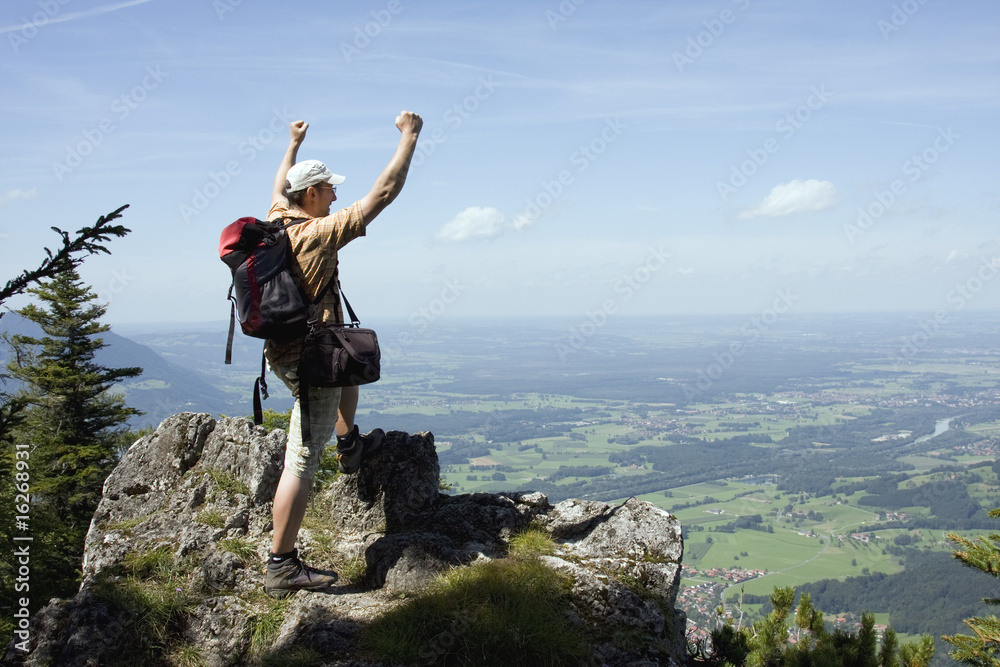 mann auf dem berggipfel