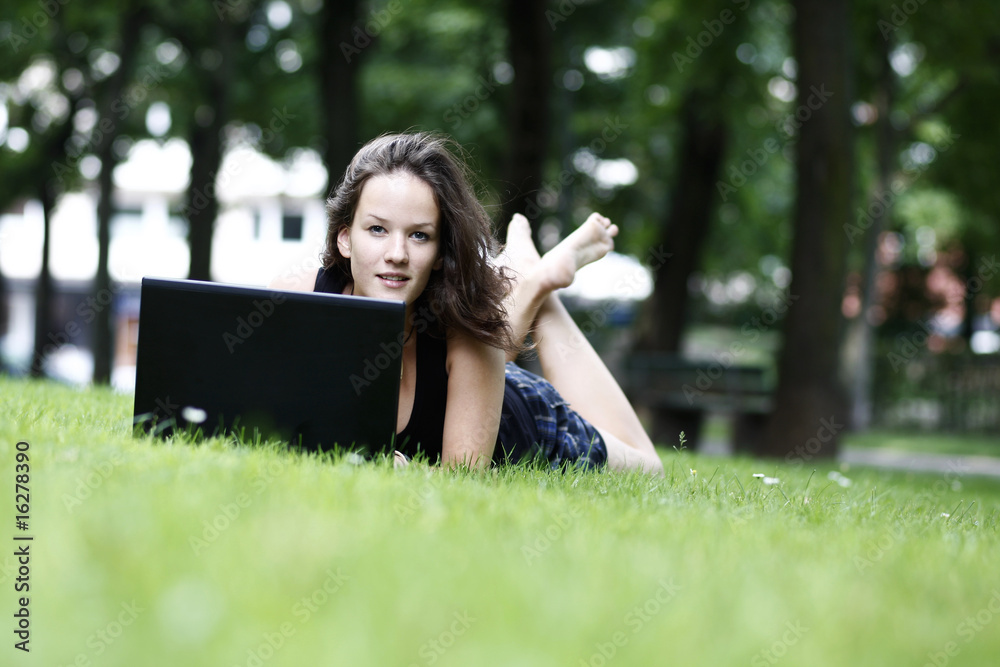 frau in bayern arbeitet am notebook im park frau in bayern arbeitet am notebook im park