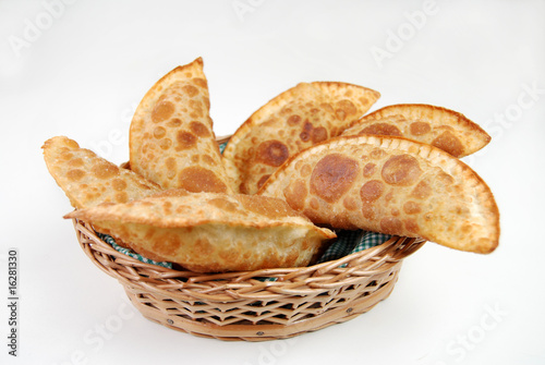 porção de pasteis fundo branco 3