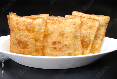 Porção de pasteis fundo preto 1