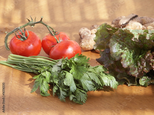 des l  gumes sur une table