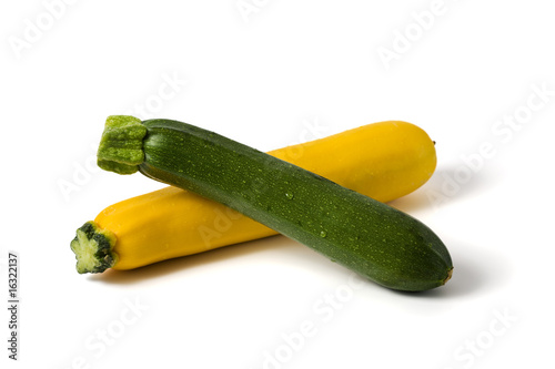 gelbe und grüne zucchini isoliert