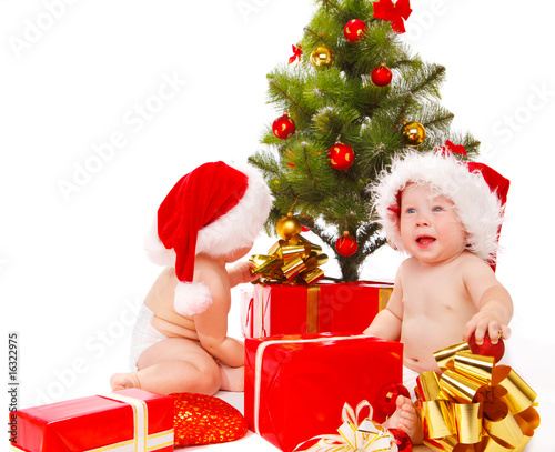 Babies looking for presents © 2xSamara.com