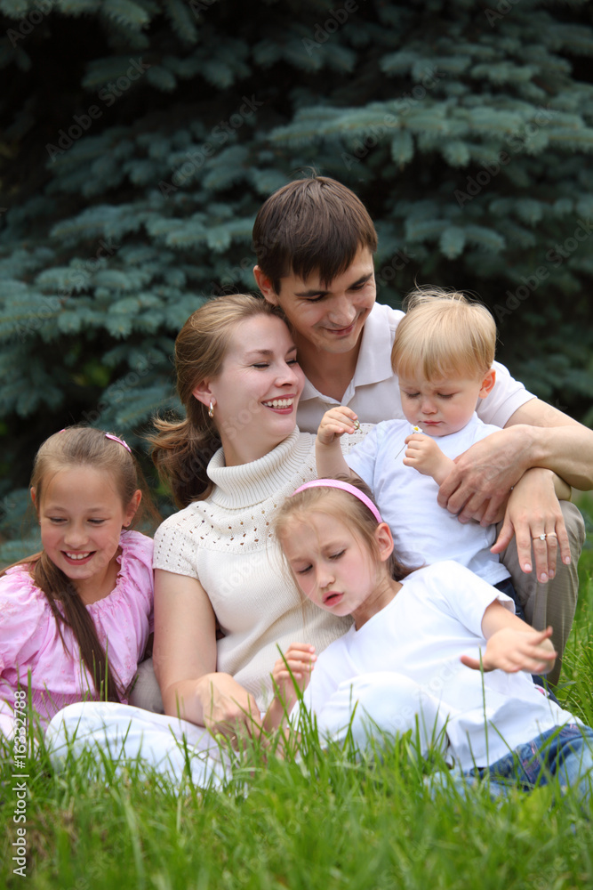 family of five outdoor in summer