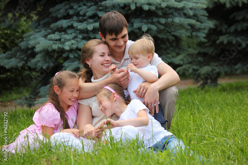 family of five outdoor in summer