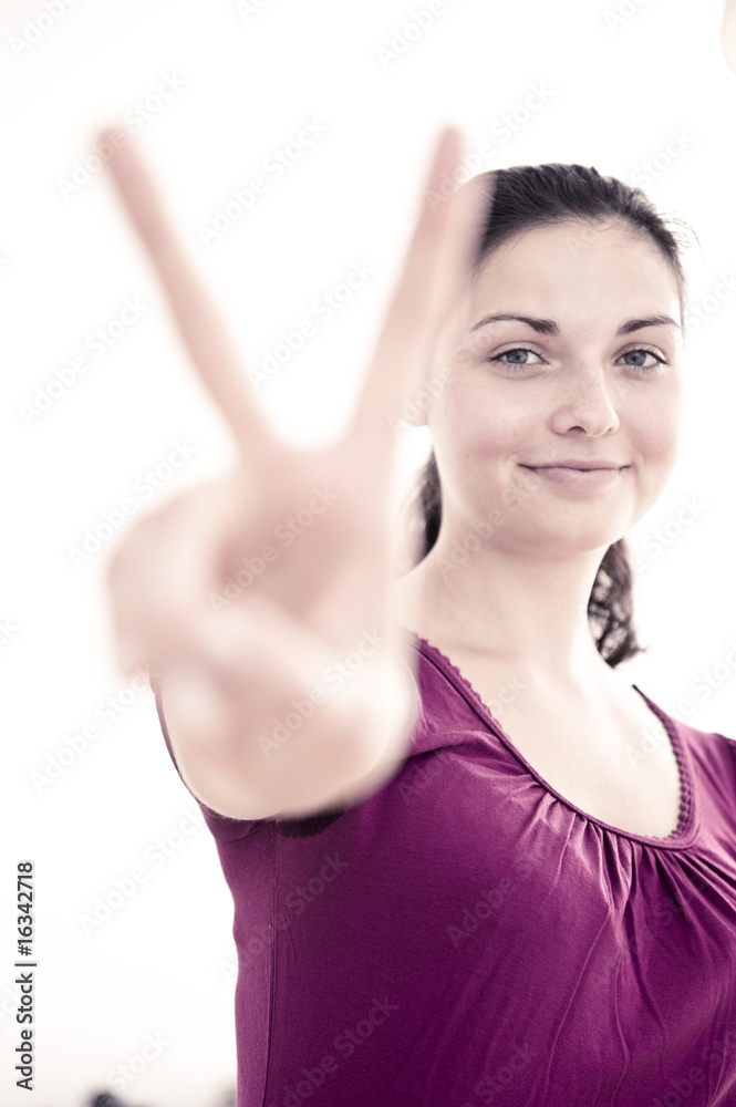 junge freundliche frau macht victory zeichen zum sieg junge freundliche frau macht victory zeichen zum sieg