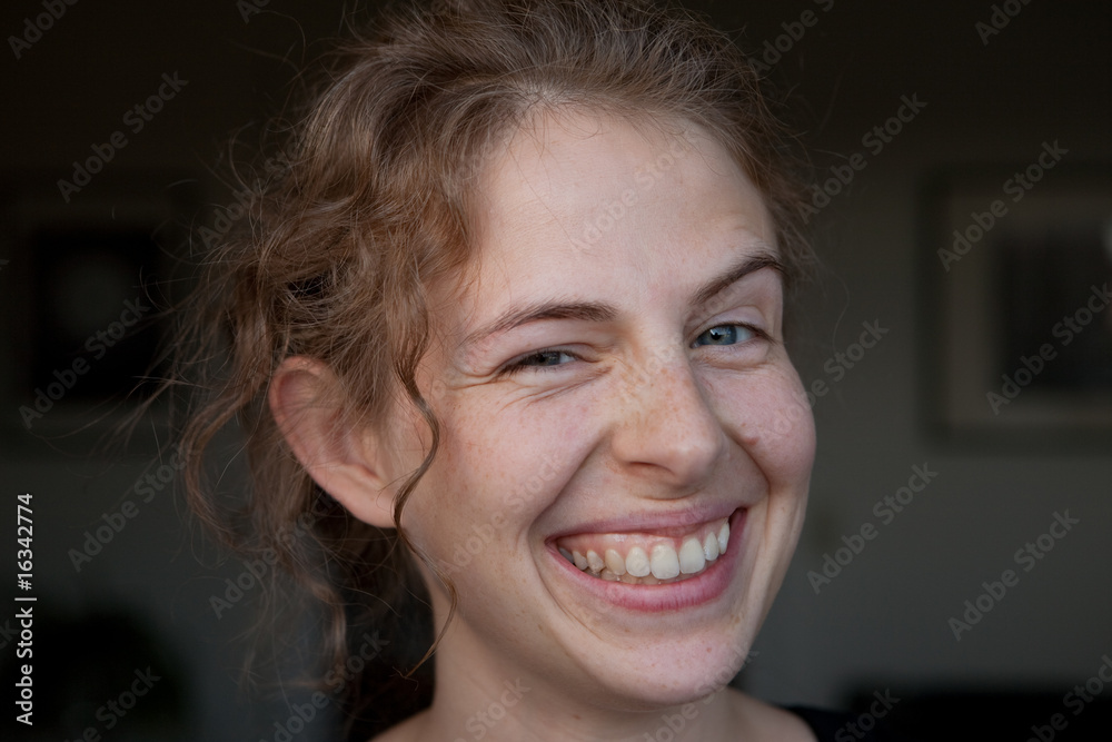 junge blonde Frau lächelnd, freundlich junge blonde Frau lächelnd, freundlich