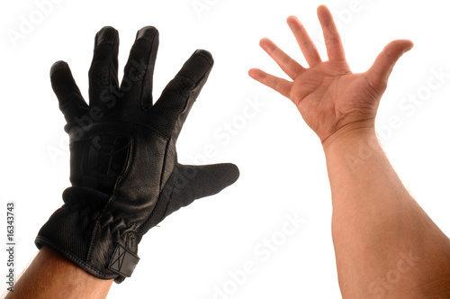 gant noir et mains tendues