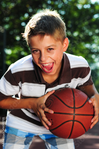 Junge mit Basketball