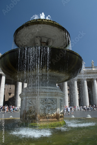 Roma, piazza San Pietro, la fontana lato sud photo