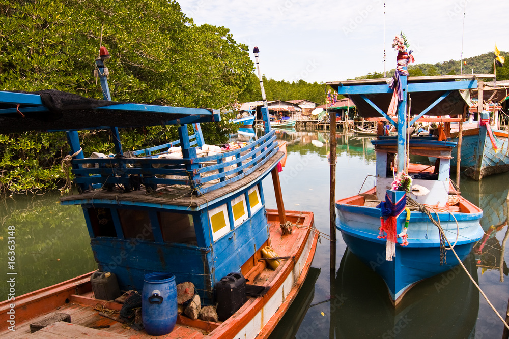 bunte Fischerboote im Fischerdorf, Koh Chang