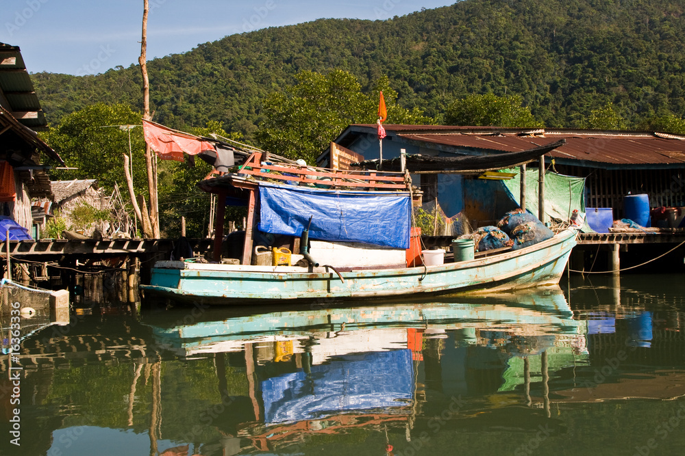 Obraz premium Fischerboote in Fischerdorf im Mangrovensümpfen