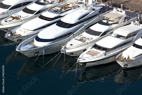Yachten im Hafen Port de Fontvieille von Monaco #16365165