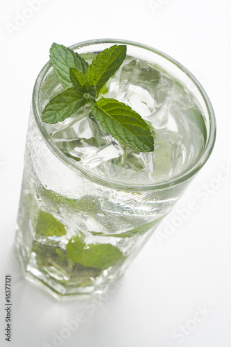 mojito cool cuban cocktail ice lime mint