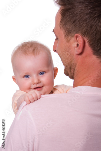 lächelndes Baby auf Papa´s Arm