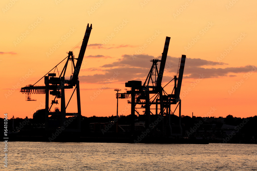 Hafenanlagen im Gegenlicht des Sonnenuntergangs