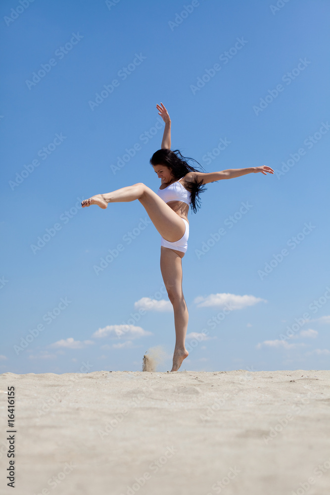 Fototapeta premium dancing on the beach