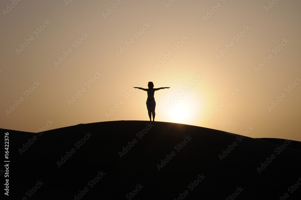 donna in relax nel deserto al tramonto
