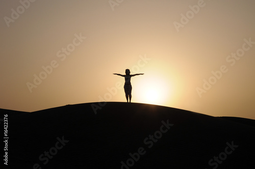 donna in relax nel deserto al tramonto