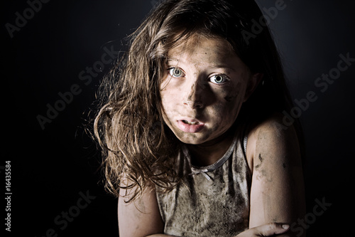 Cuadro en lienzo Scared and Filthy Brown Haired Child