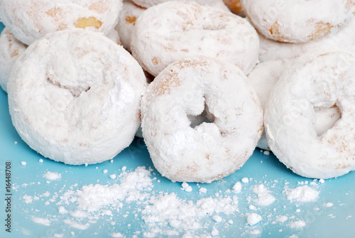 Foto small icing sugar covered donuts