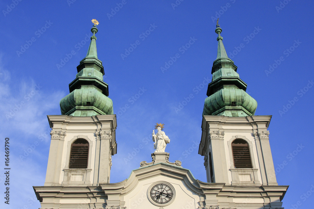 Heiligenfigur zwischen zwei Kirchtürmen