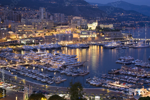 Yachten im Hafen Port Hercule von Monaco bei Nacht #16470770