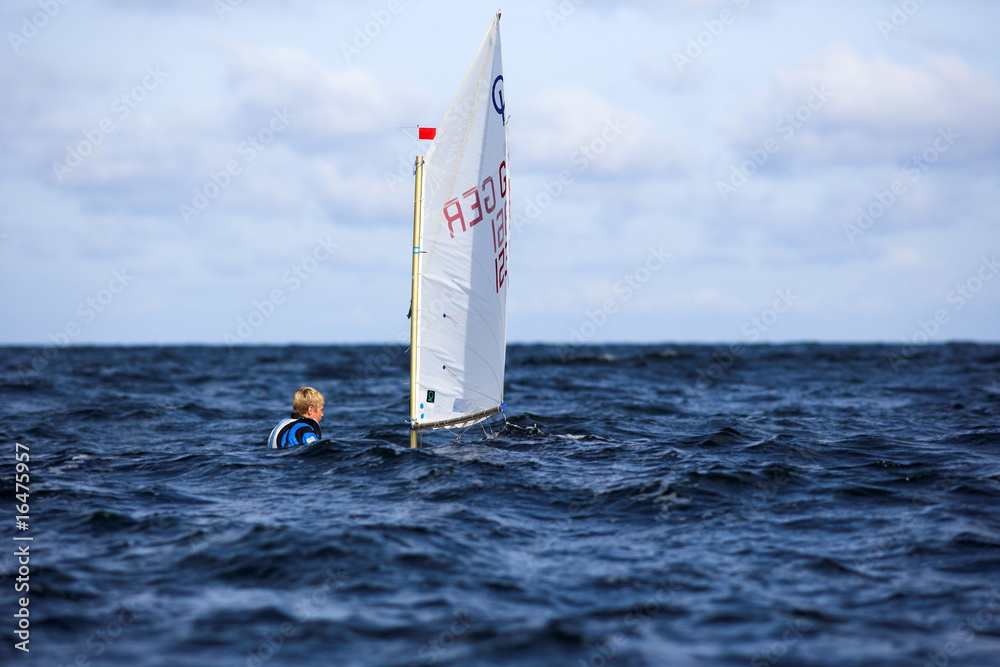 Obraz premium Kleiner Junge bei hoher See