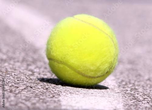 Tennis ball © PinkShot