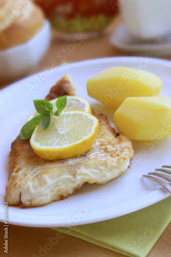 gebratener fisch mit kartoffel