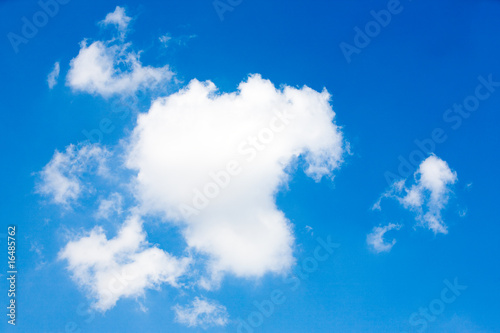 blauer Himmel mit wei  en Wolken in Form von Afrika