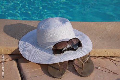 tongs lunettes et chapeau