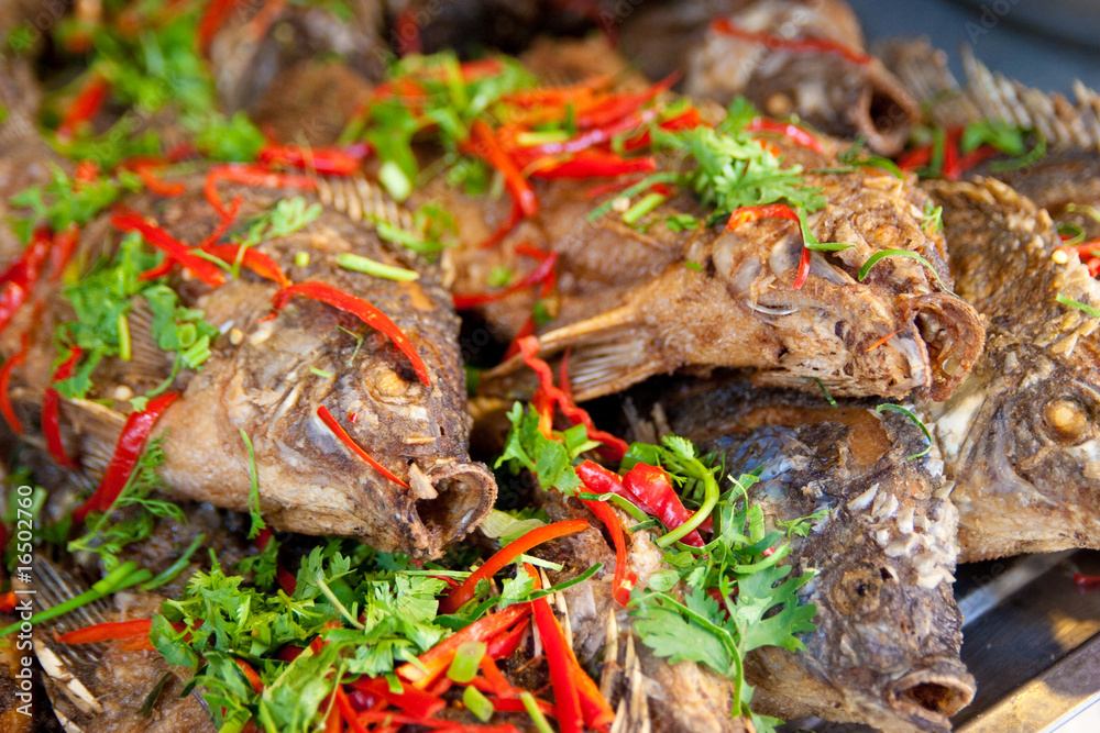 Gegrillter Fisch auf einem asiatischen Markt