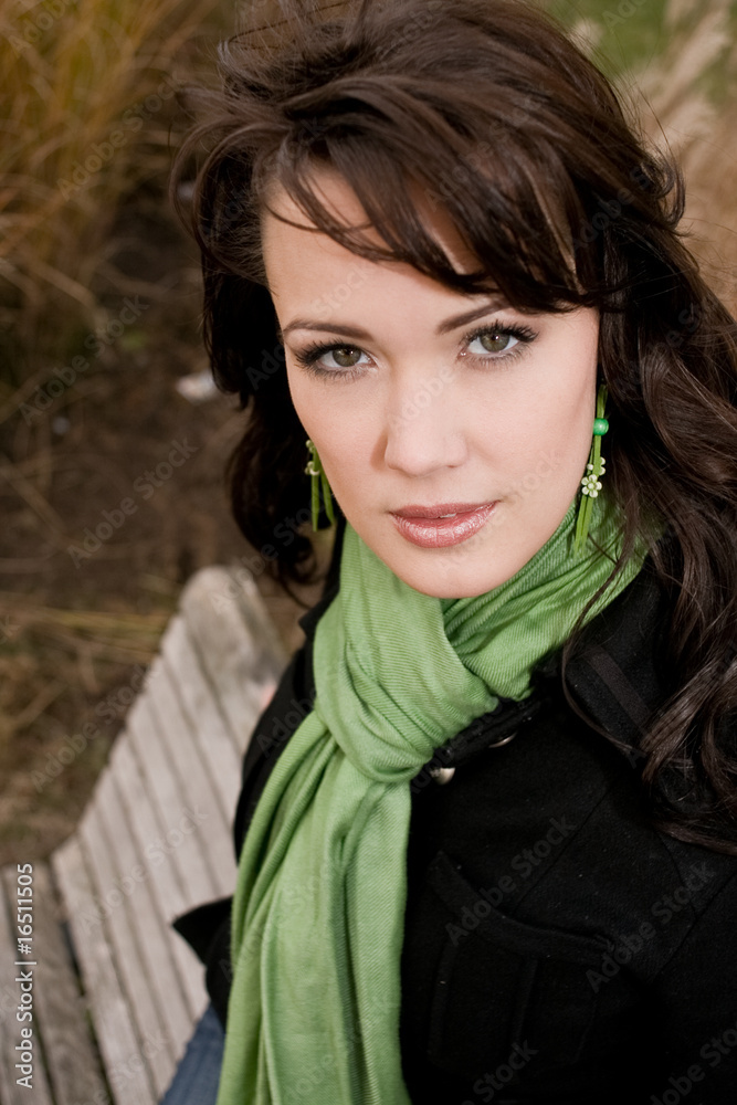 schöne brunette junge frau mit schal im herbst in nahaufnahme schöne brunette junge frau mit schal im herbst in nahaufnahme