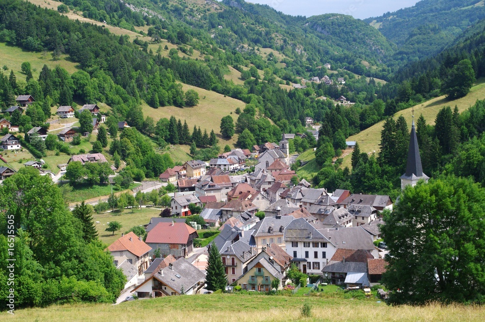 village de saint pierre d'entremont - alpes françaises village de saint pierre d'entremont - alpes françaises