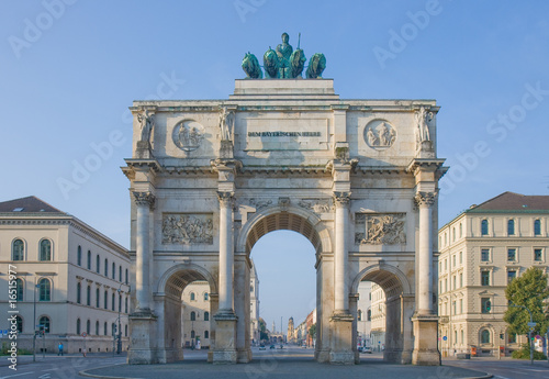 siegestor in morgensonne
