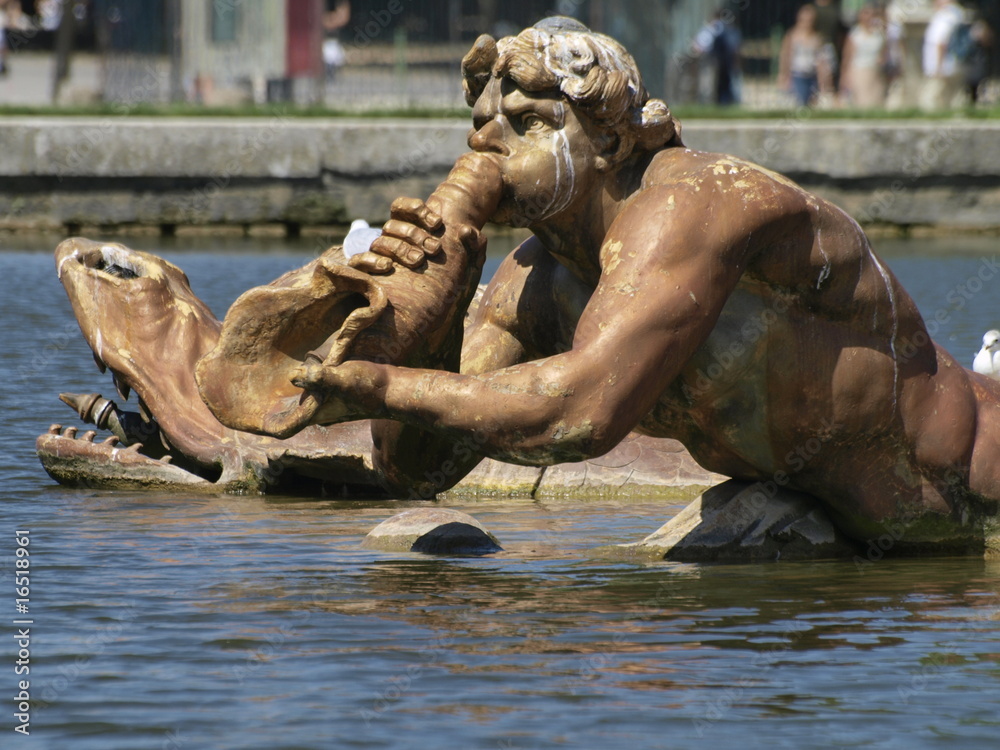 Escultura en una fuente del Palacio de Versalles