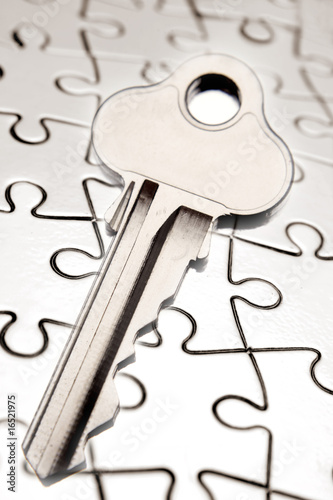 Key on jigsaw puzzle © Stillfx