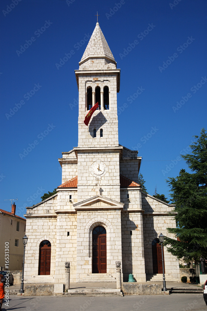 Schöne Kirche von Kroatien Pakostane mit Himmel