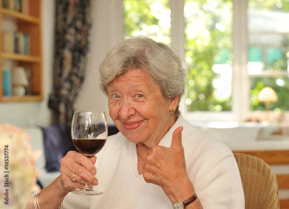 Seniorin trinkt Rotwein II
