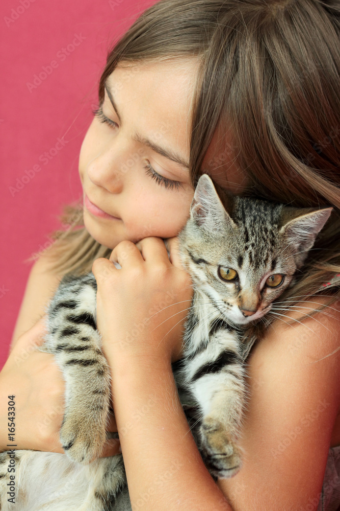 fillette câlinant son chaton fillette câlinant son chaton